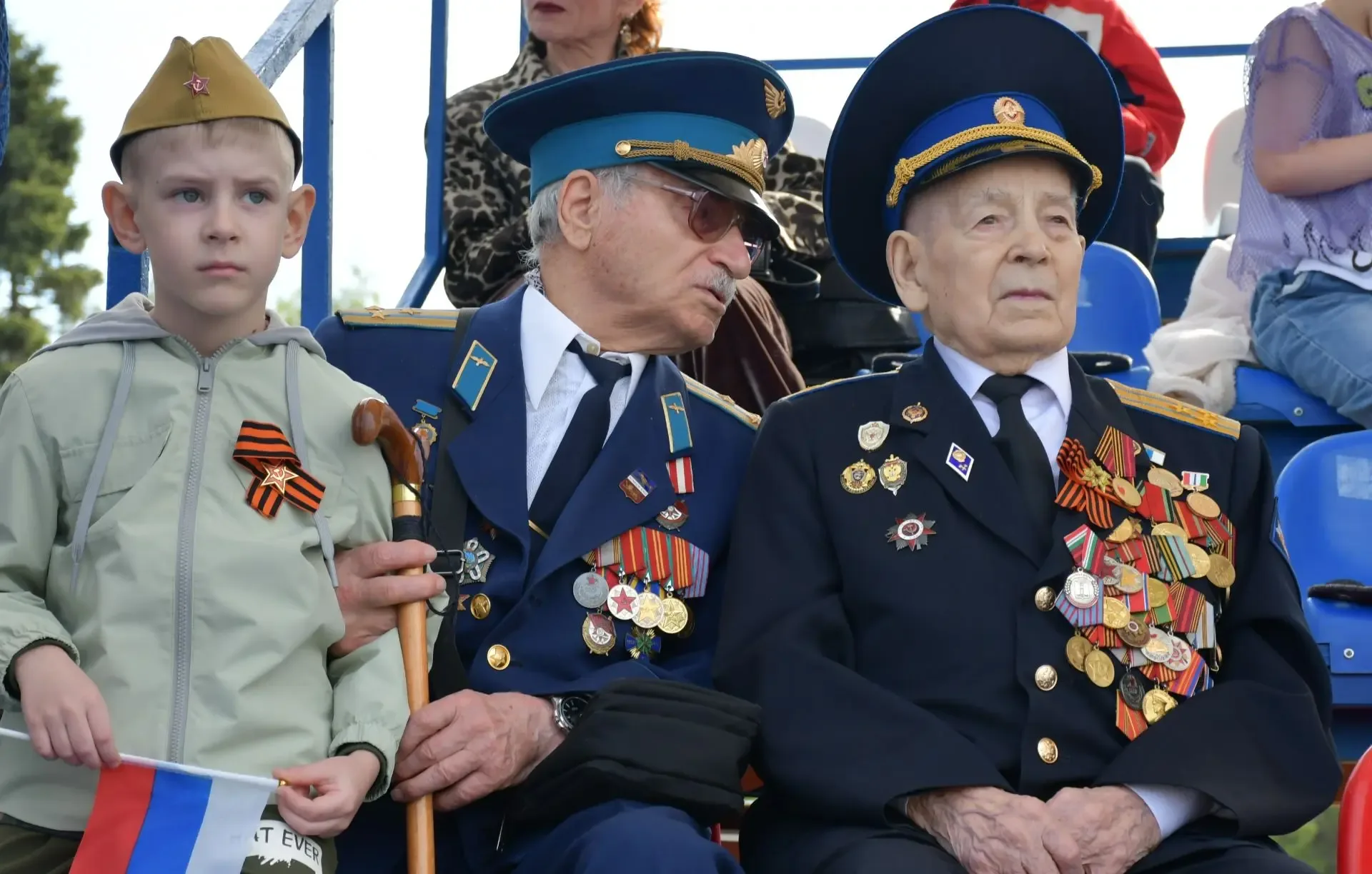 ПАРАД ПОБЕДЫ И ШЕСТВИЕ «БЕССМЕРТНОГО ПОЛКА», в которых приняли участие более 100 тысяч новосибирцев,