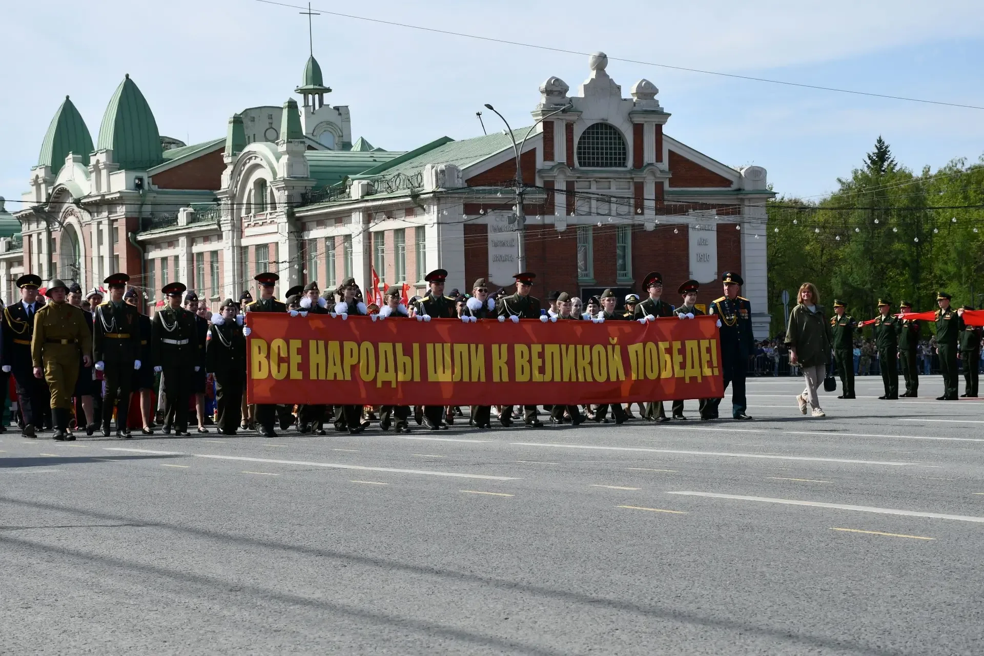 ПАРАД ПОБЕДЫ И ШЕСТВИЕ «БЕССМЕРТНОГО ПОЛКА», в которых приняли участие более 100 тысяч новосибирцев,