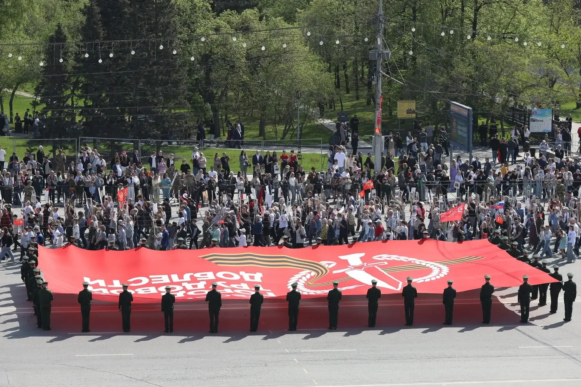 ПАРАД ПОБЕДЫ И ШЕСТВИЕ «БЕССМЕРТНОГО ПОЛКА», в которых приняли участие более 100 тысяч новосибирцев,