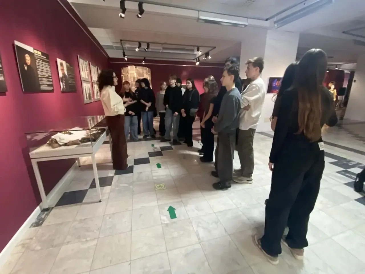 🎭 7А в пространстве театра: погружение в мир искусства! 🎭 На днях ученики 7А класса отправились в ув