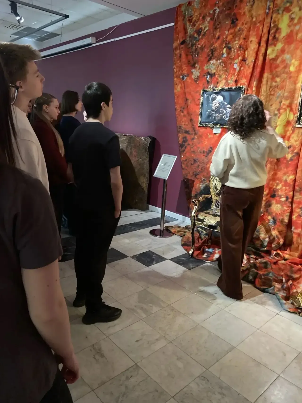 🎭 7А в пространстве театра: погружение в мир искусства! 🎭 На днях ученики 7А класса отправились в ув
