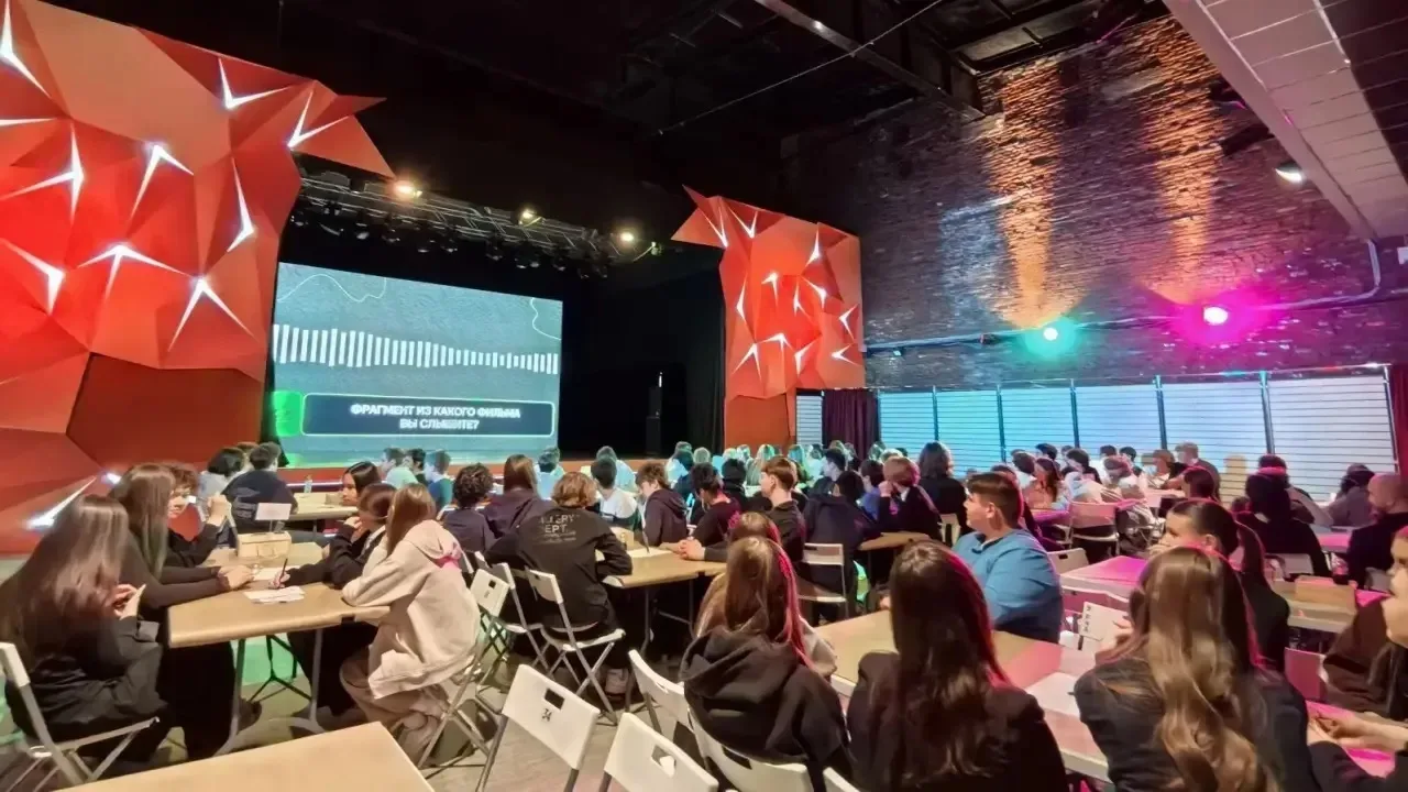 21 мая 10А, 10Б, 10В, 10Г и 9Е классы нашей школы посетили интеллектуально-развлекательную программу