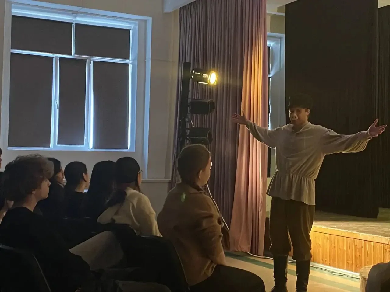 🌟Театр в гостях у первой школы       Какое оно - настоящее счастье? Уютная усадьба или что-то больше