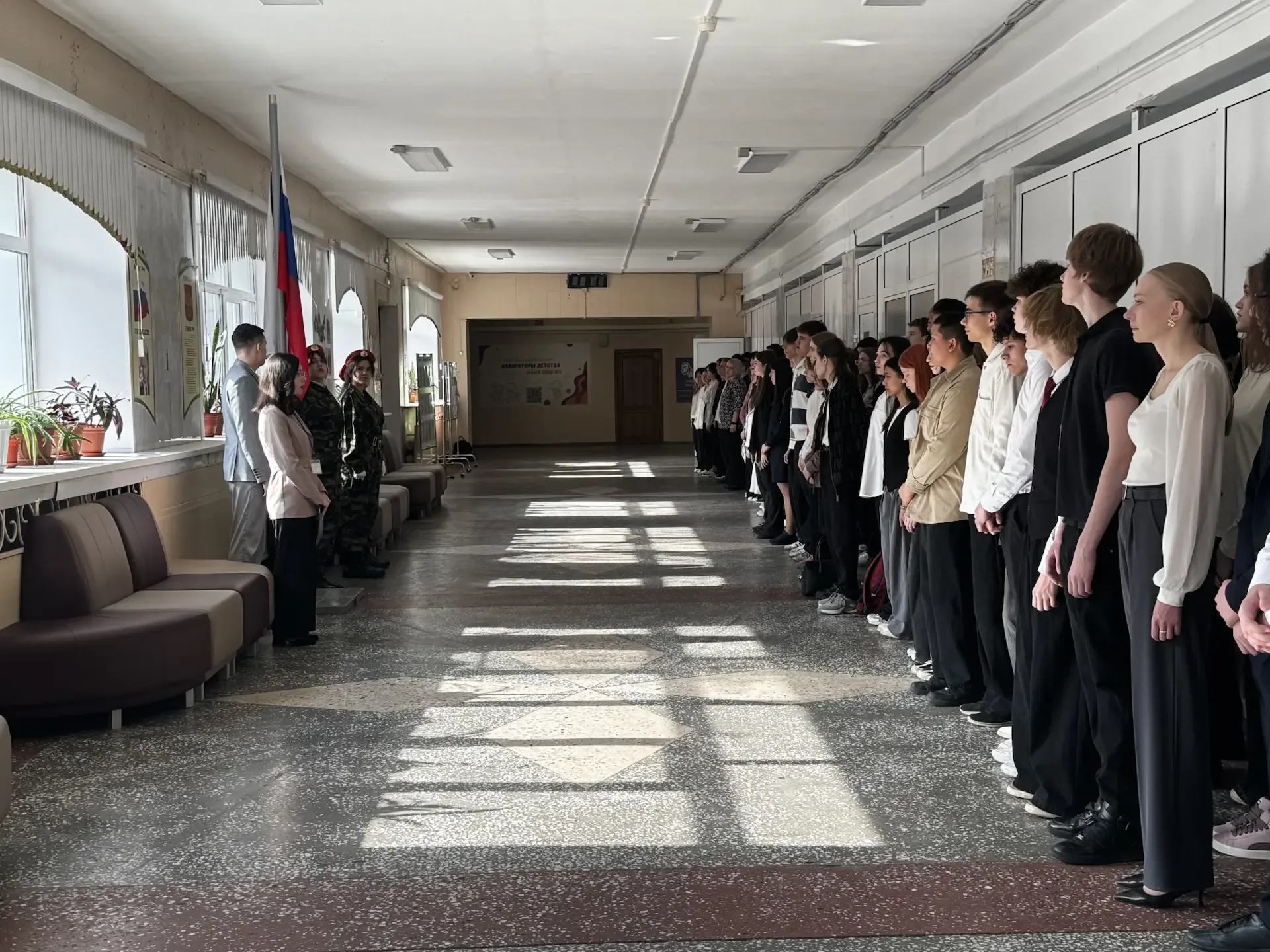 🇷🇺✨ ТОРЖЕСТВЕННАЯ ЛИНЕЙКА ✨🇷🇺  Новая учебная неделя в нашей школе традиционно началась с торжественн