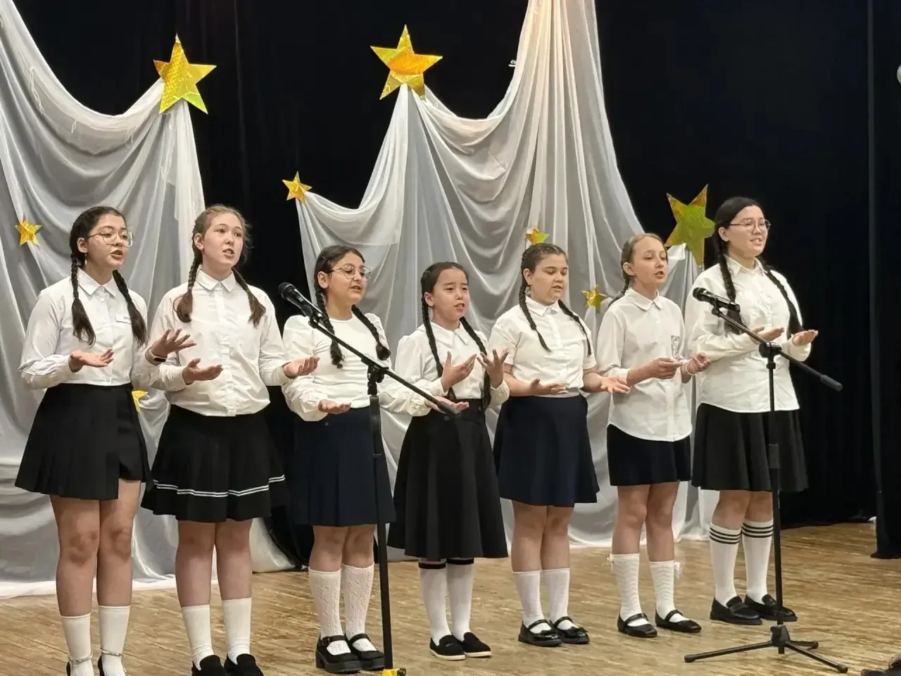 🎭✨ УСПЕХ ГОДА ✨🇷🇺  В нашей школе состоялся яркий и по-настоящему вдохновляющий отчетный концерт объе