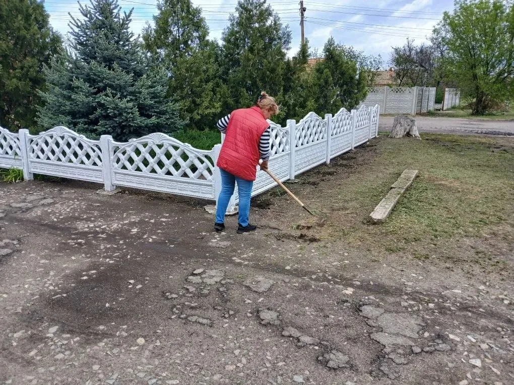 🌿 Благоустройство территории Зареченского территориального отдела  Сотрудники МБУ «Жилсервис» продол
