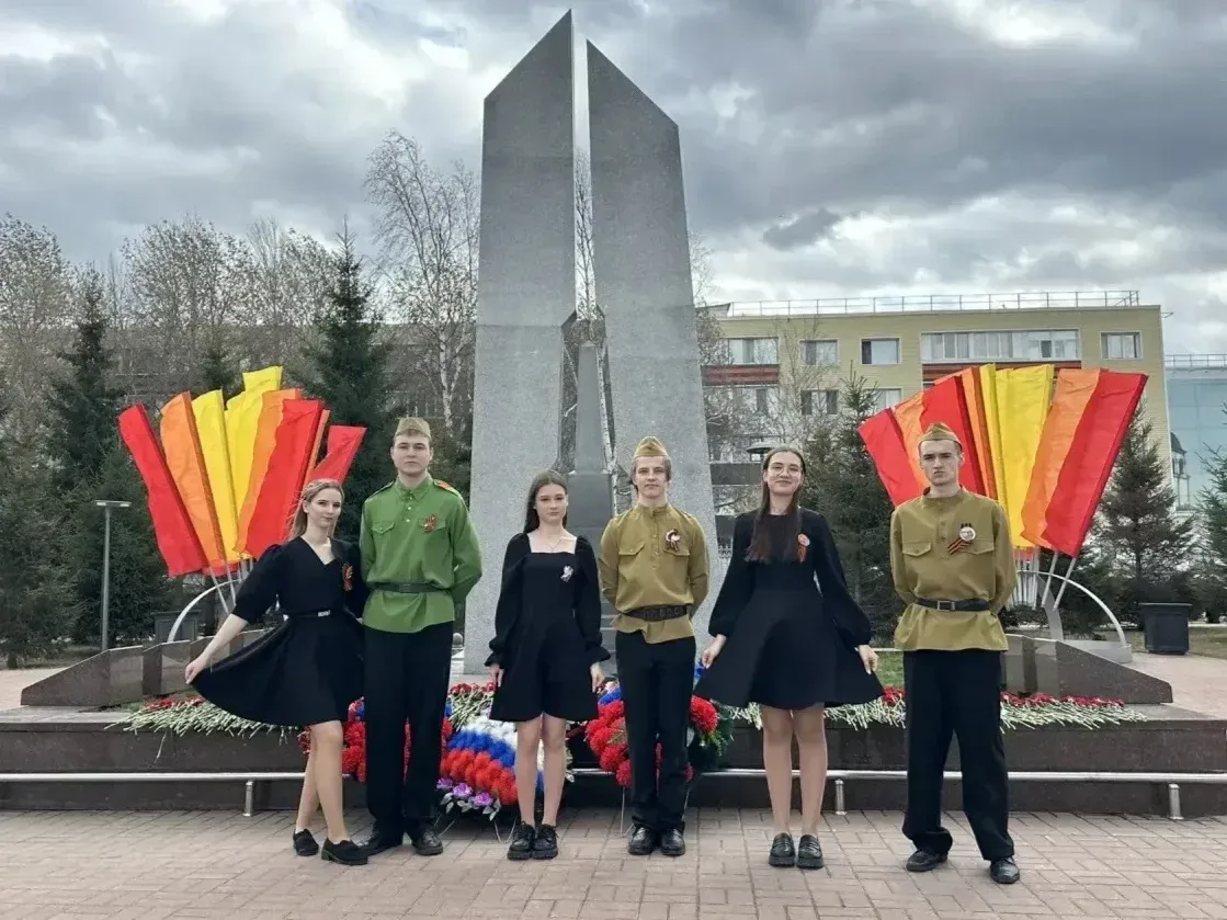 В рамках празднования 81 годовщины со дня Великой  Победы, учащиеся возложили цветы у Вечного огня, 