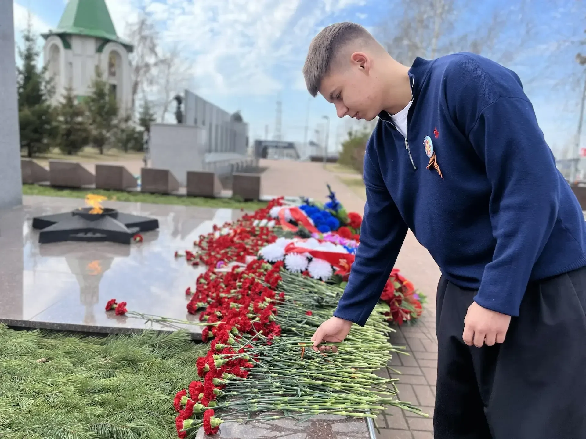 В рамках празднования 81 годовщины со дня Великой  Победы, учащиеся возложили цветы у Вечного огня, 