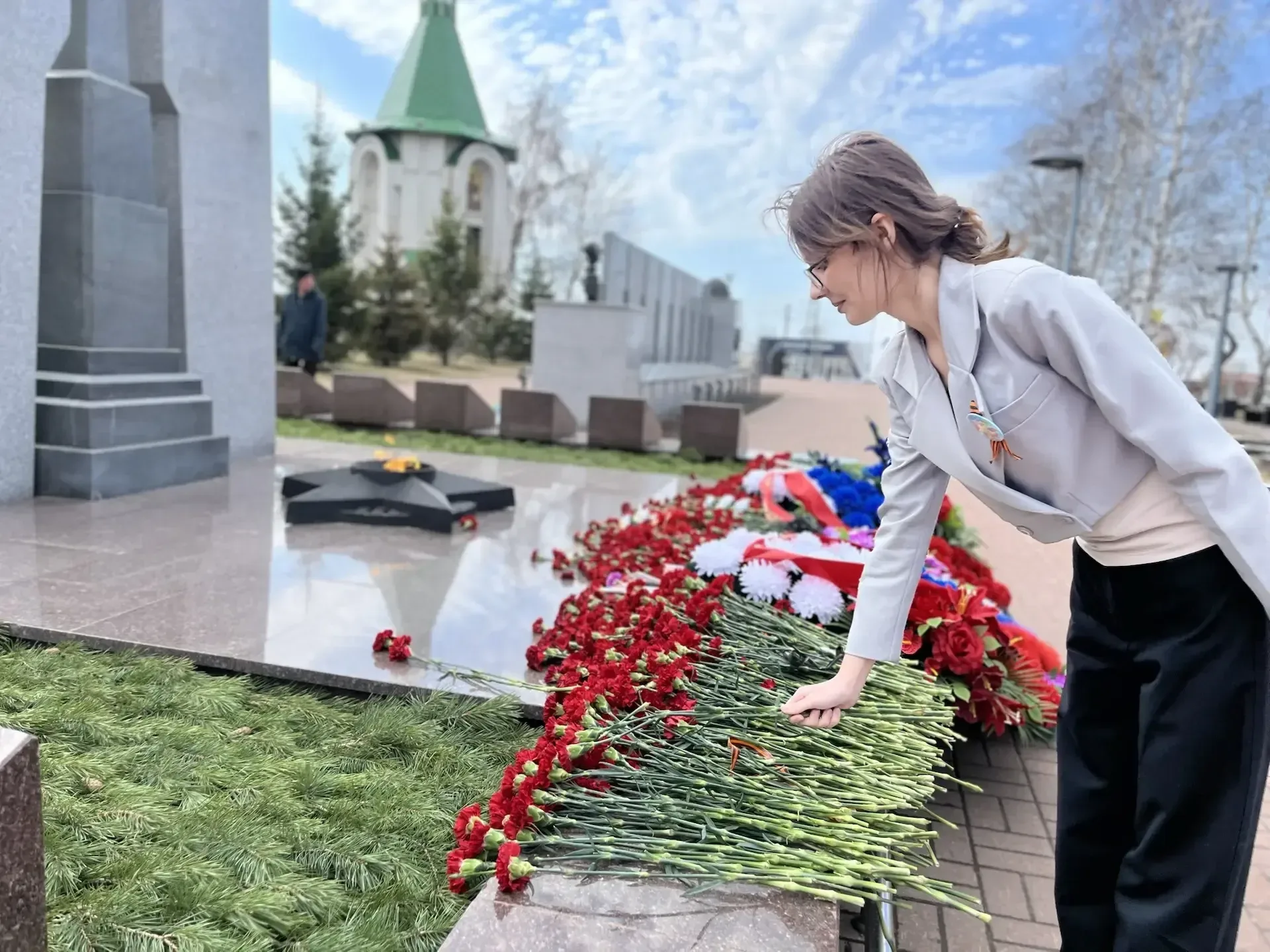 В рамках празднования 81 годовщины со дня Великой  Победы, учащиеся возложили цветы у Вечного огня, 