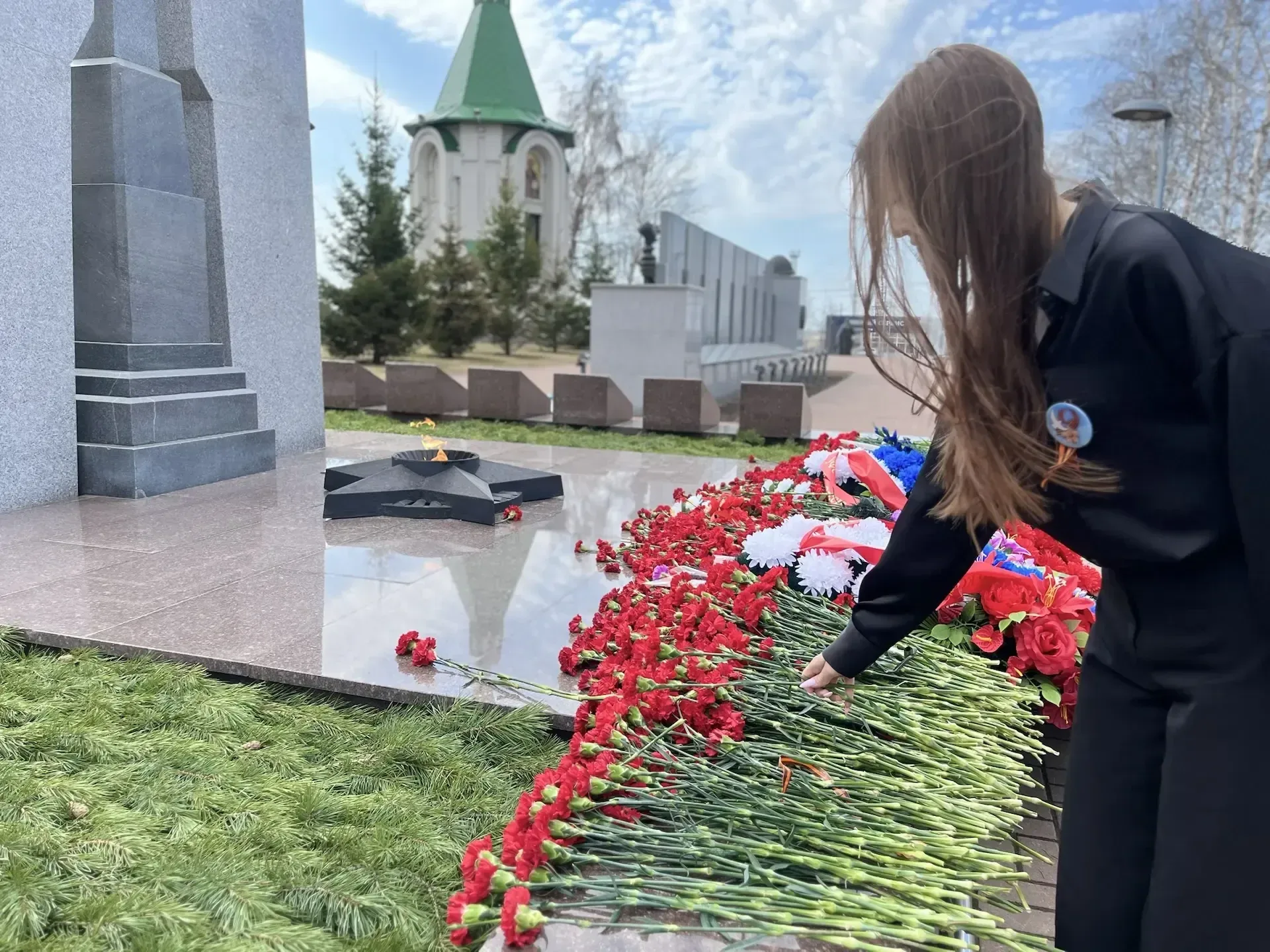 В рамках празднования 81 годовщины со дня Великой  Победы, учащиеся возложили цветы у Вечного огня, 