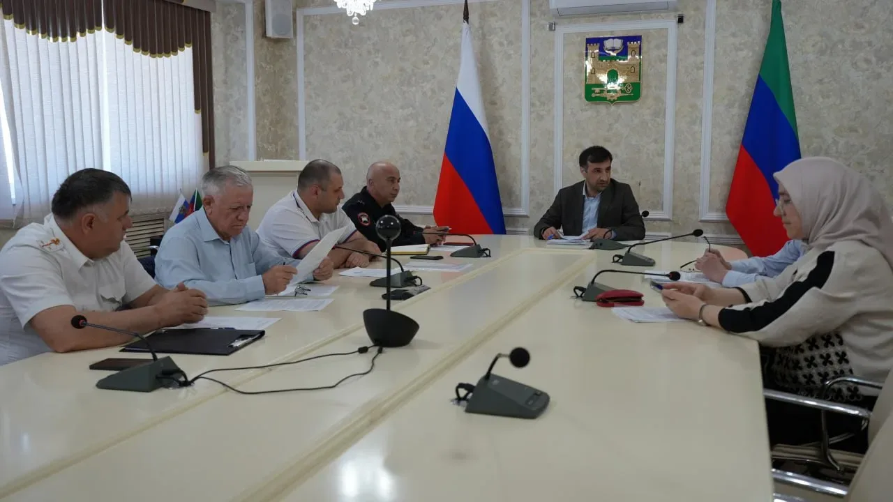 В Хасавюрте обсудили вопросы безопасности дорожного движения  ❎21 мая в конференц-зале мэрии Хасавюр