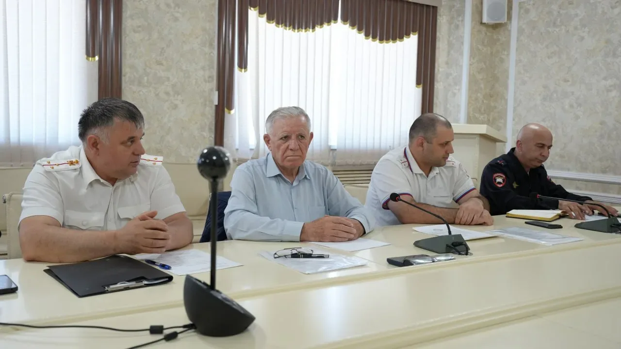 В Хасавюрте обсудили вопросы безопасности дорожного движения  ❎21 мая в конференц-зале мэрии Хасавюр