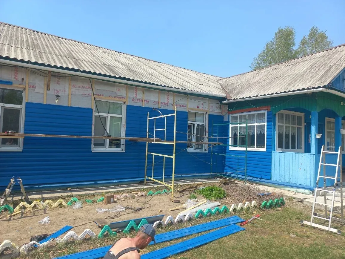 В детском саду села Лазо обновляют фасад! 🏗️✨  В рамках исполнения поручений главы Дальнереченского 