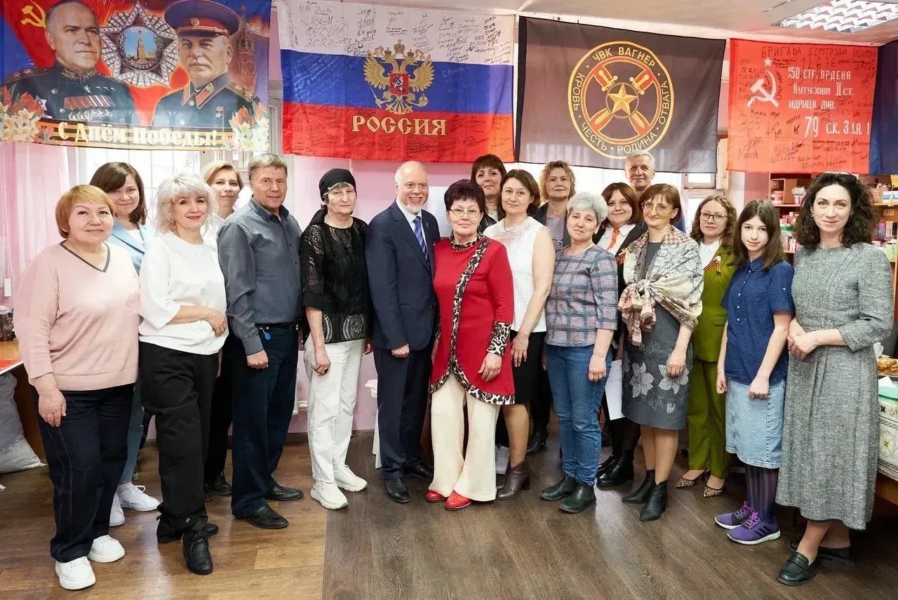Накануне священного праздника - Дня Победы - в штабе волонтёрской группы «Вяжем для солдат. Вяжем По
