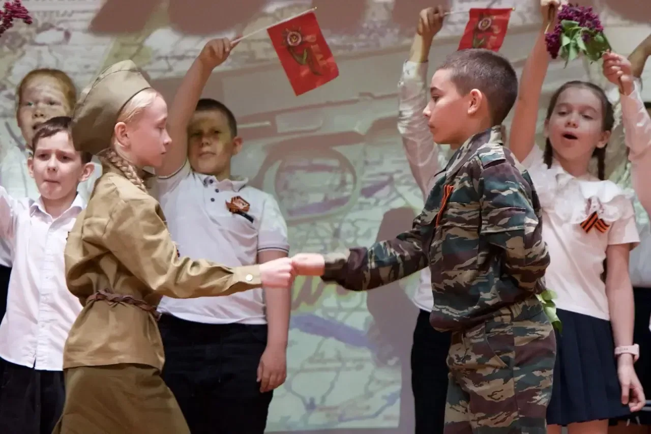 🇷🇺🎗В честь Дня Победы сегодня в нашей школе прошёл Фестиваль военной и патриотической песни «Песни П
