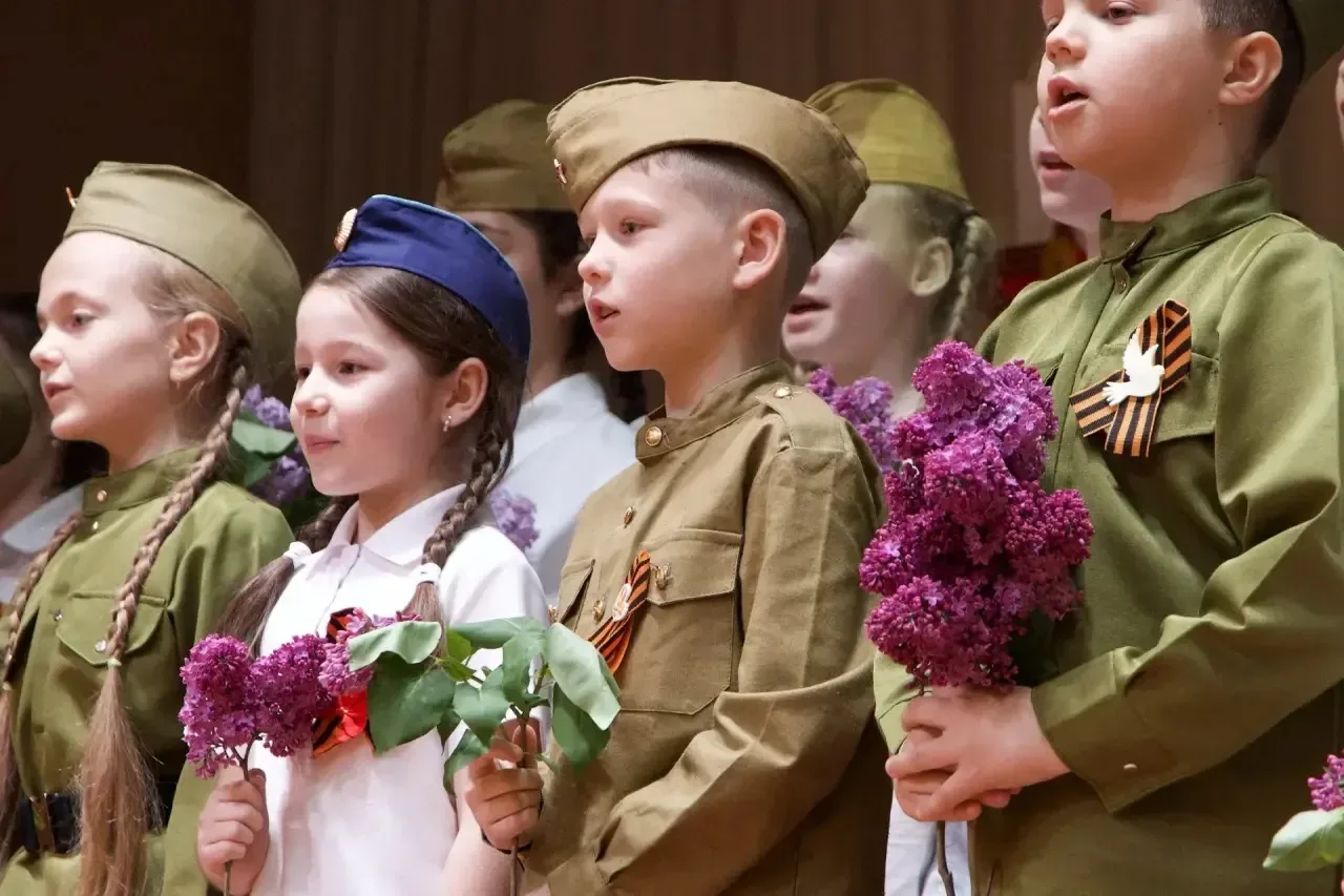 🇷🇺🎗В честь Дня Победы сегодня в нашей школе прошёл Фестиваль военной и патриотической песни «Песни П