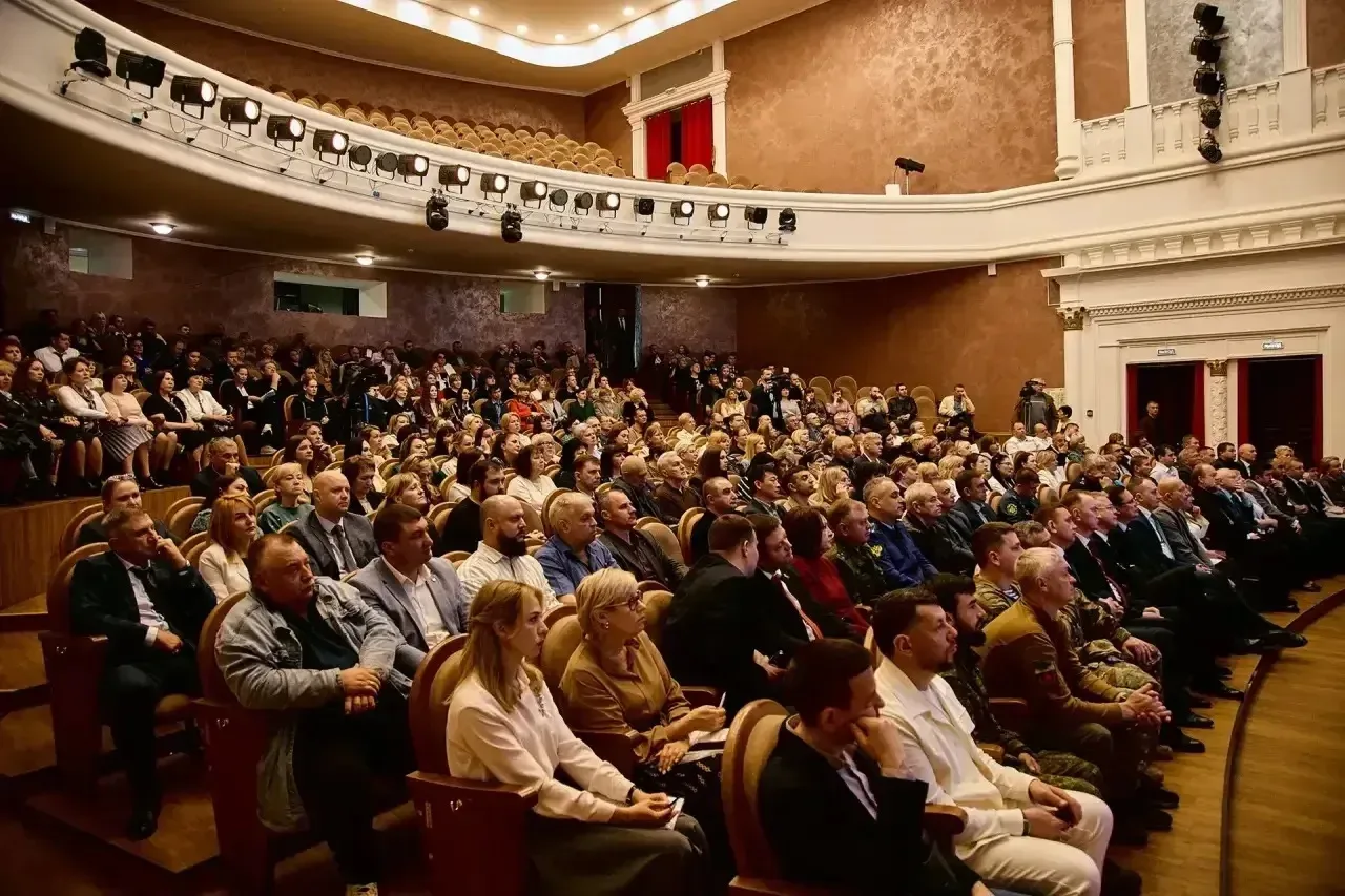 Глава города Невинномысска Михаил Миненков представил ежегодный отчёт о проделанной работе. На ключе