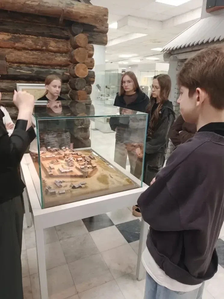 🏛️ Путешествие в прошлое: 6Б на выставке «Город С»! 🏛️  Ученики 6Б класса совершили увлекательное пу