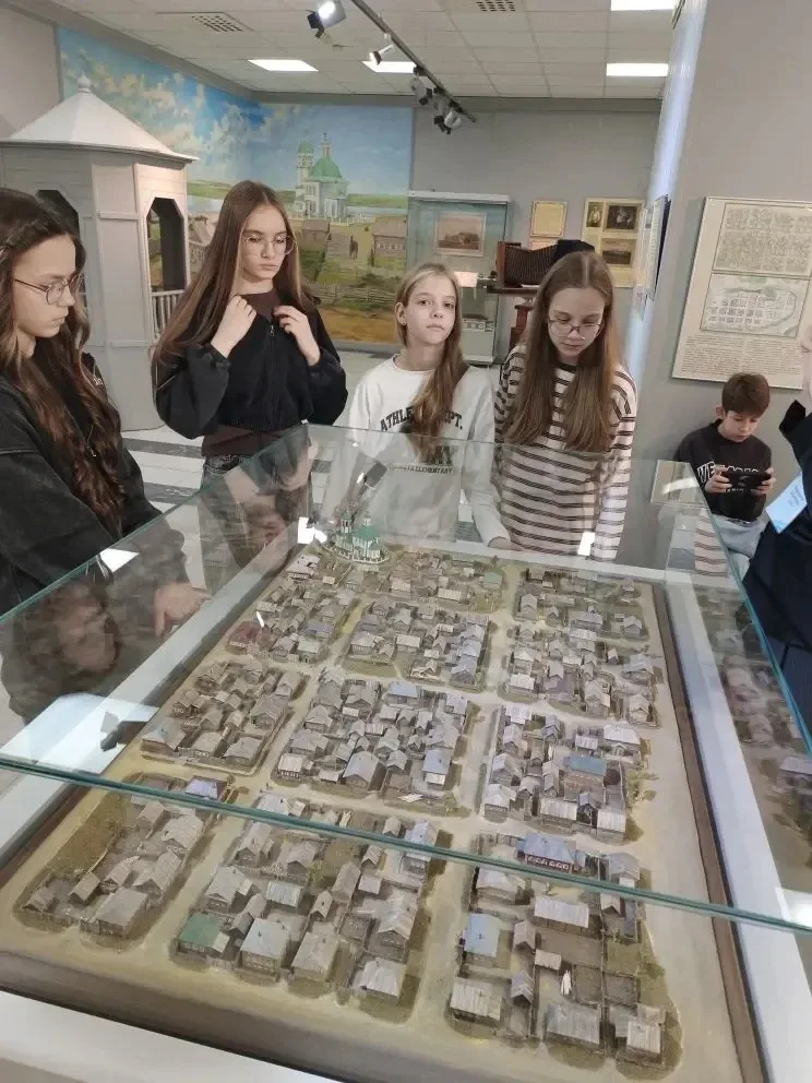 🏛️ Путешествие в прошлое: 6Б на выставке «Город С»! 🏛️  Ученики 6Б класса совершили увлекательное пу