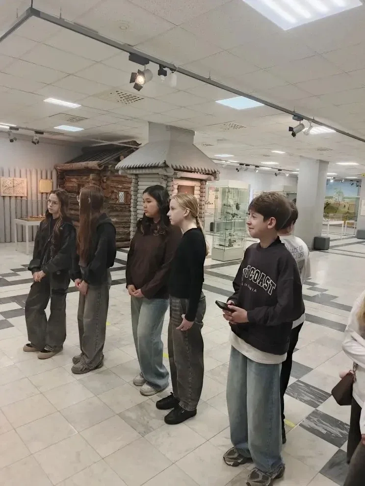 🏛️ Путешествие в прошлое: 6Б на выставке «Город С»! 🏛️  Ученики 6Б класса совершили увлекательное пу