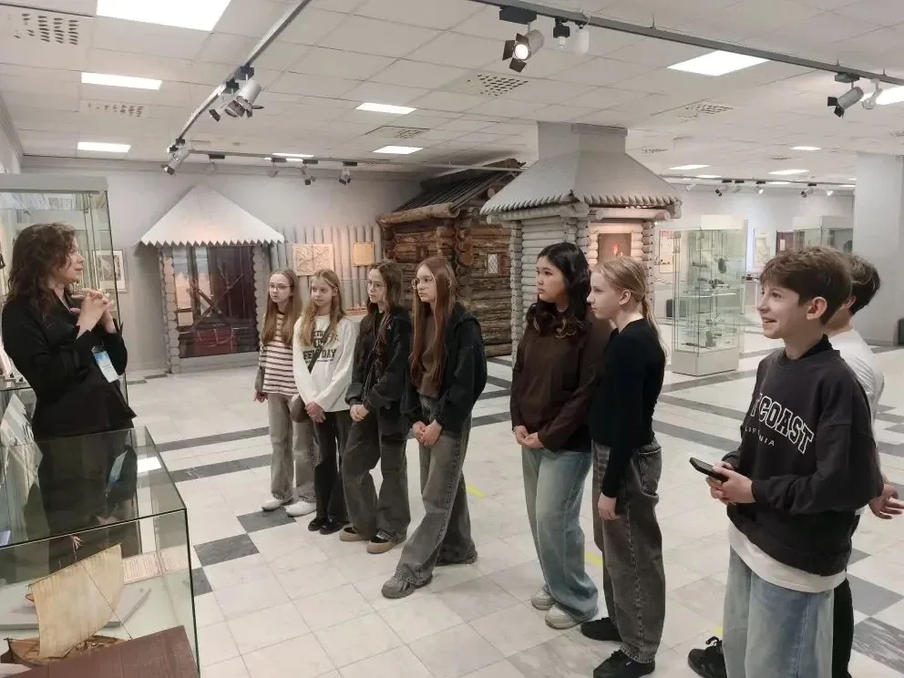 🏛️ Путешествие в прошлое: 6Б на выставке «Город С»! 🏛️  Ученики 6Б класса совершили увлекательное пу