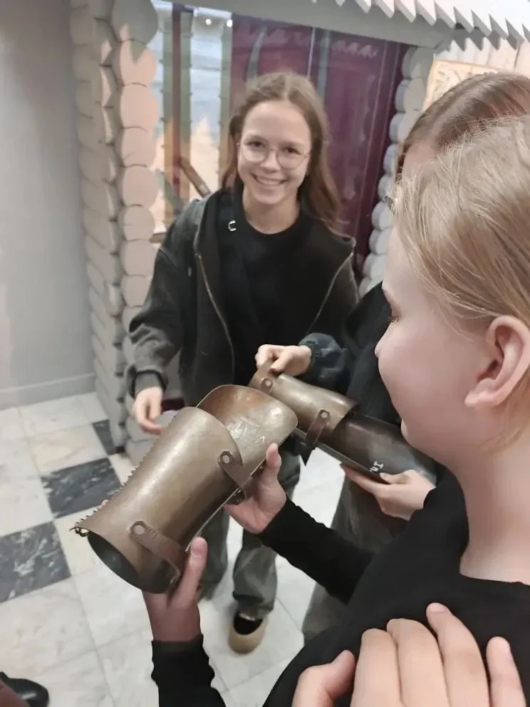 🏛️ Путешествие в прошлое: 6Б на выставке «Город С»! 🏛️  Ученики 6Б класса совершили увлекательное пу