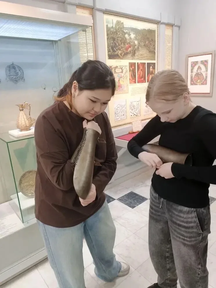 🏛️ Путешествие в прошлое: 6Б на выставке «Город С»! 🏛️  Ученики 6Б класса совершили увлекательное пу