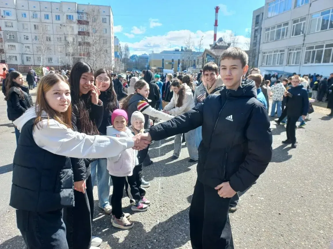 Яркие краски, весёлые лица, море улыбок — всё это запечатлено на наших фотографиях. Каждый момент на