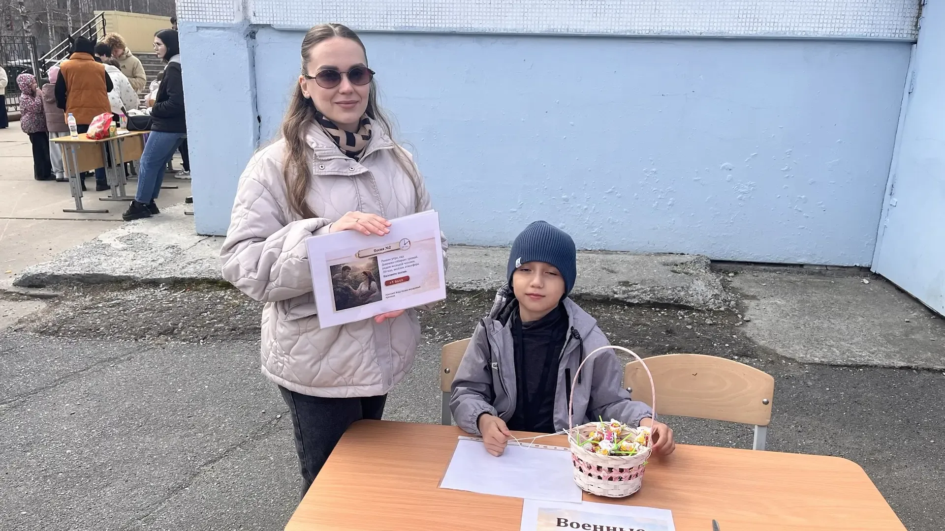 Яркие краски, весёлые лица, море улыбок — всё это запечатлено на наших фотографиях. Каждый момент на