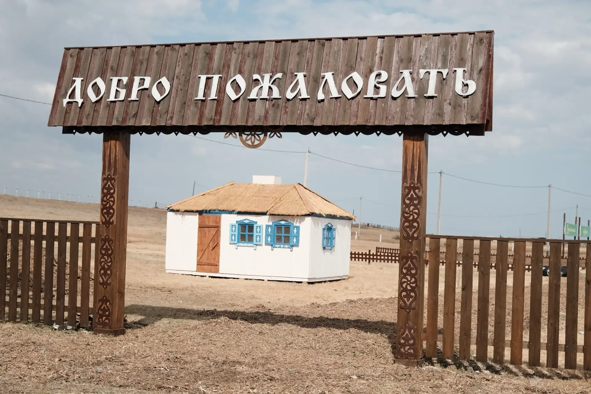До Сабантуя осталось 4 дня!  Подготовка продолжается: с помощью спецтехники раскидывают щепу, красят