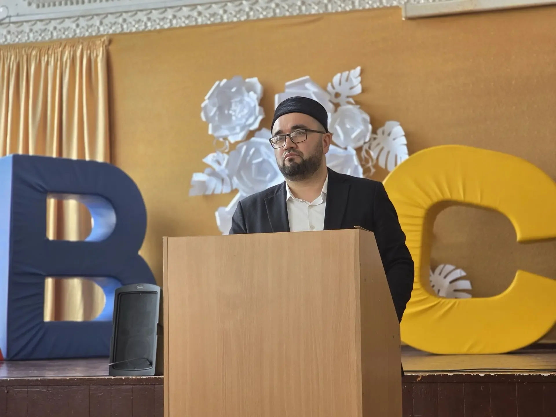 🇷🇺 Встреча с Рустамом хазратом Зайляповым у старшеклассников: разговор о главном   Сегодня для учени