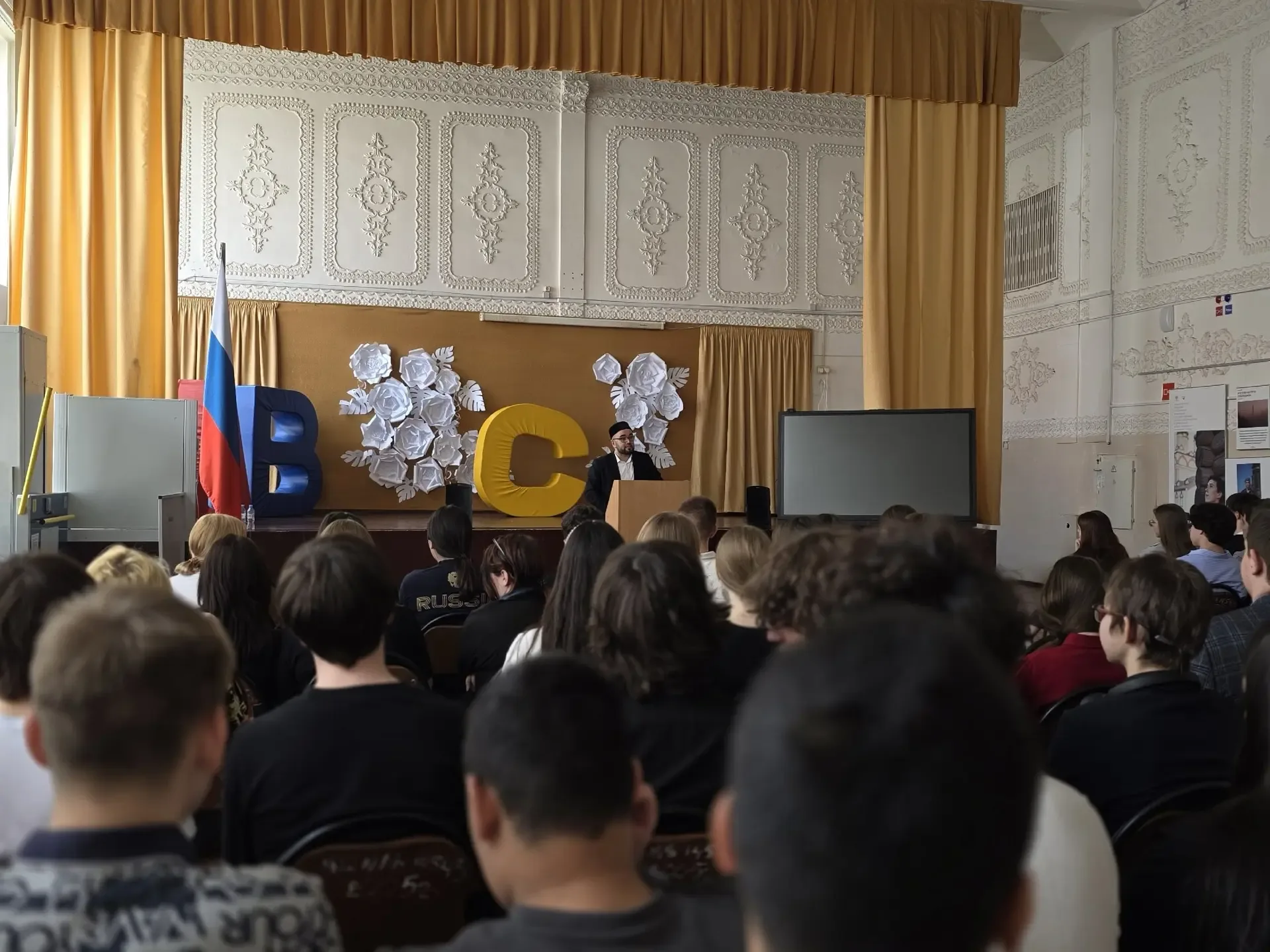 🇷🇺 Встреча с Рустамом хазратом Зайляповым у старшеклассников: разговор о главном   Сегодня для учени