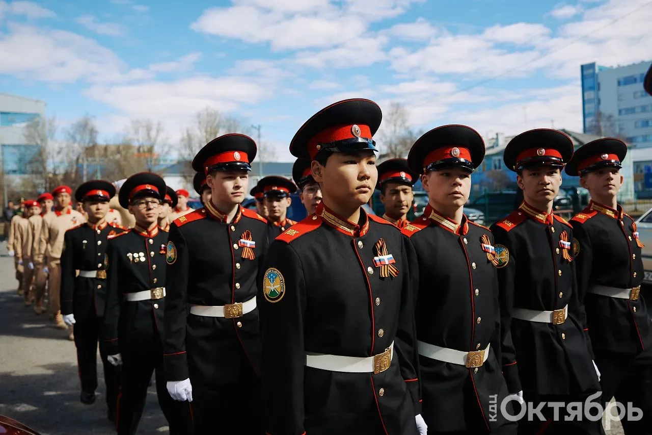 🇷🇺 Торжественно. Громко. Ярко.                  Парад у дома ветеранов. С благодарностью от правнуко