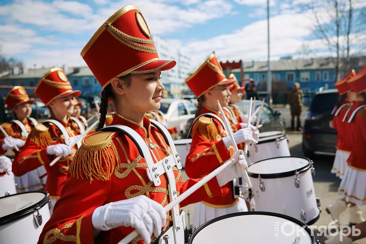 🇷🇺 Торжественно. Громко. Ярко.                  Парад у дома ветеранов. С благодарностью от правнуко