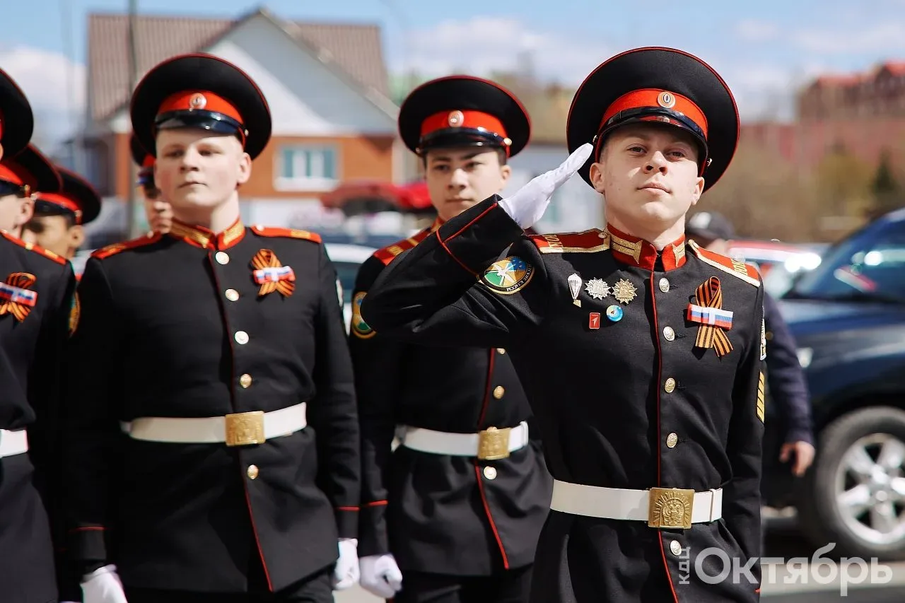 🇷🇺 Торжественно. Громко. Ярко.                  Парад у дома ветеранов. С благодарностью от правнуко