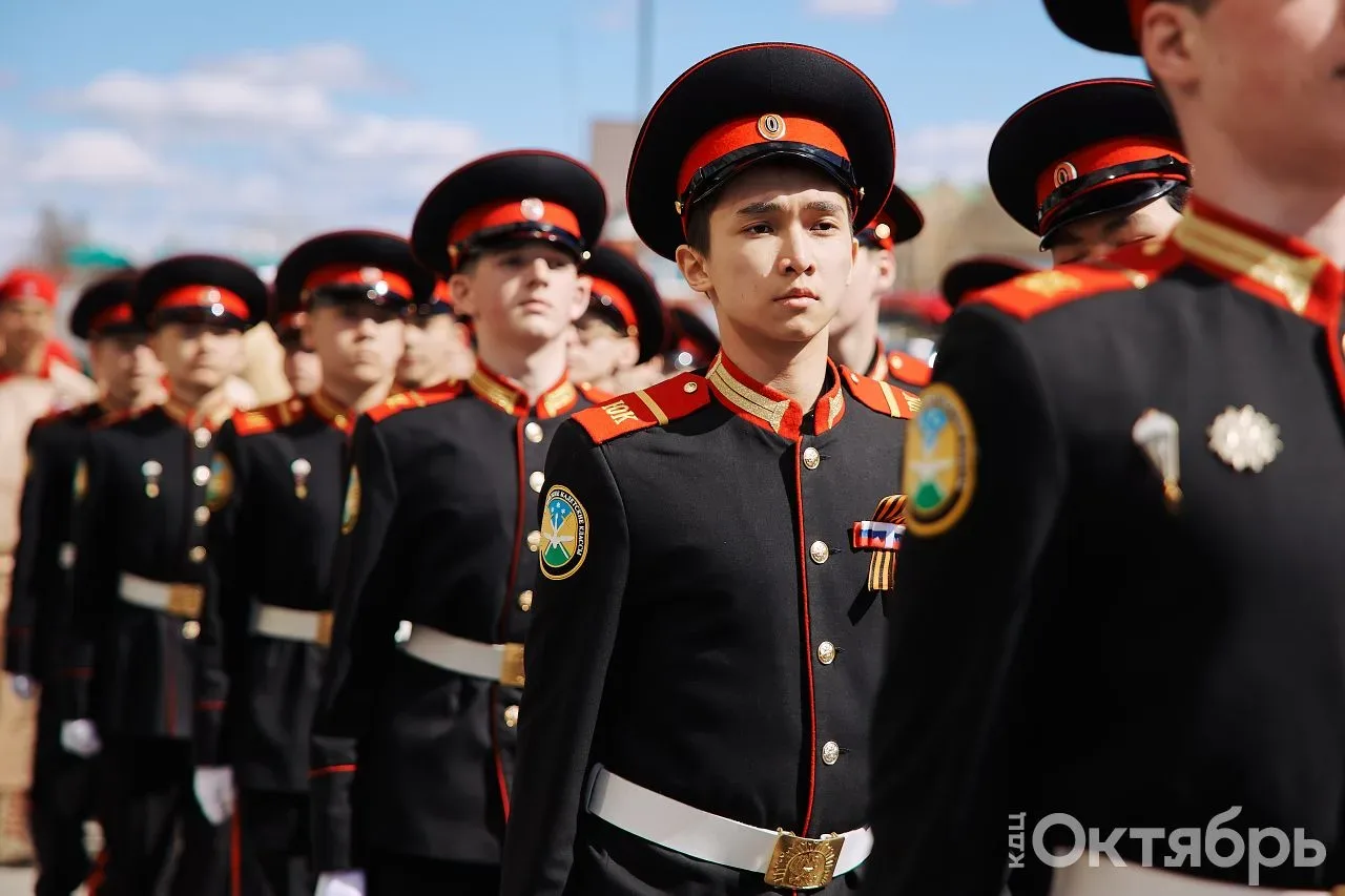 🇷🇺 Торжественно. Громко. Ярко.                  Парад у дома ветеранов. С благодарностью от правнуко
