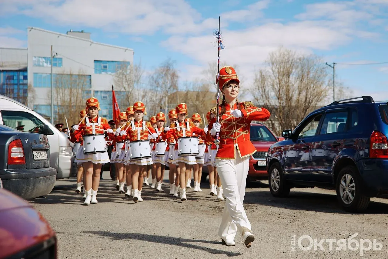 🇷🇺 Торжественно. Громко. Ярко.                  Парад у дома ветеранов. С благодарностью от правнуко