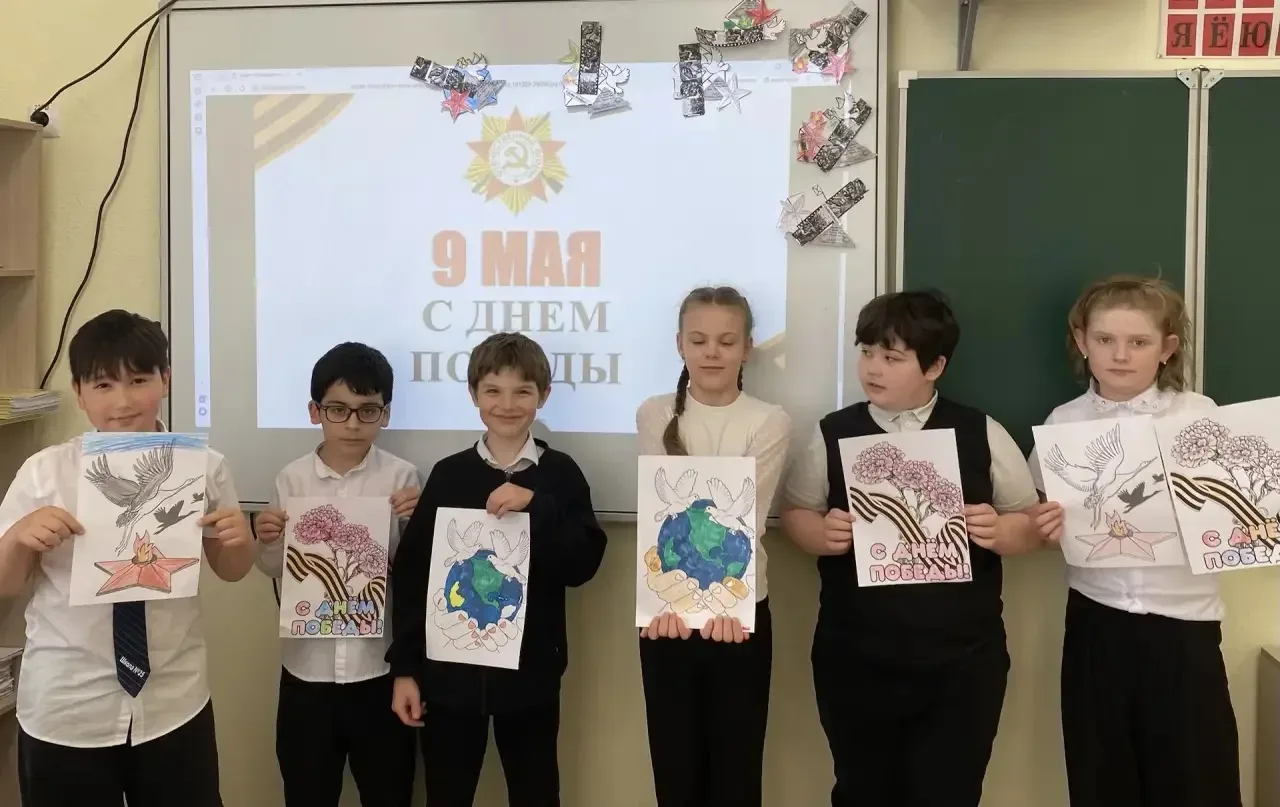 🖌️ Вдохновение и память: акция «Георгиевская лента» в 3 «Е»!  На уроке изобразительного искусства ре