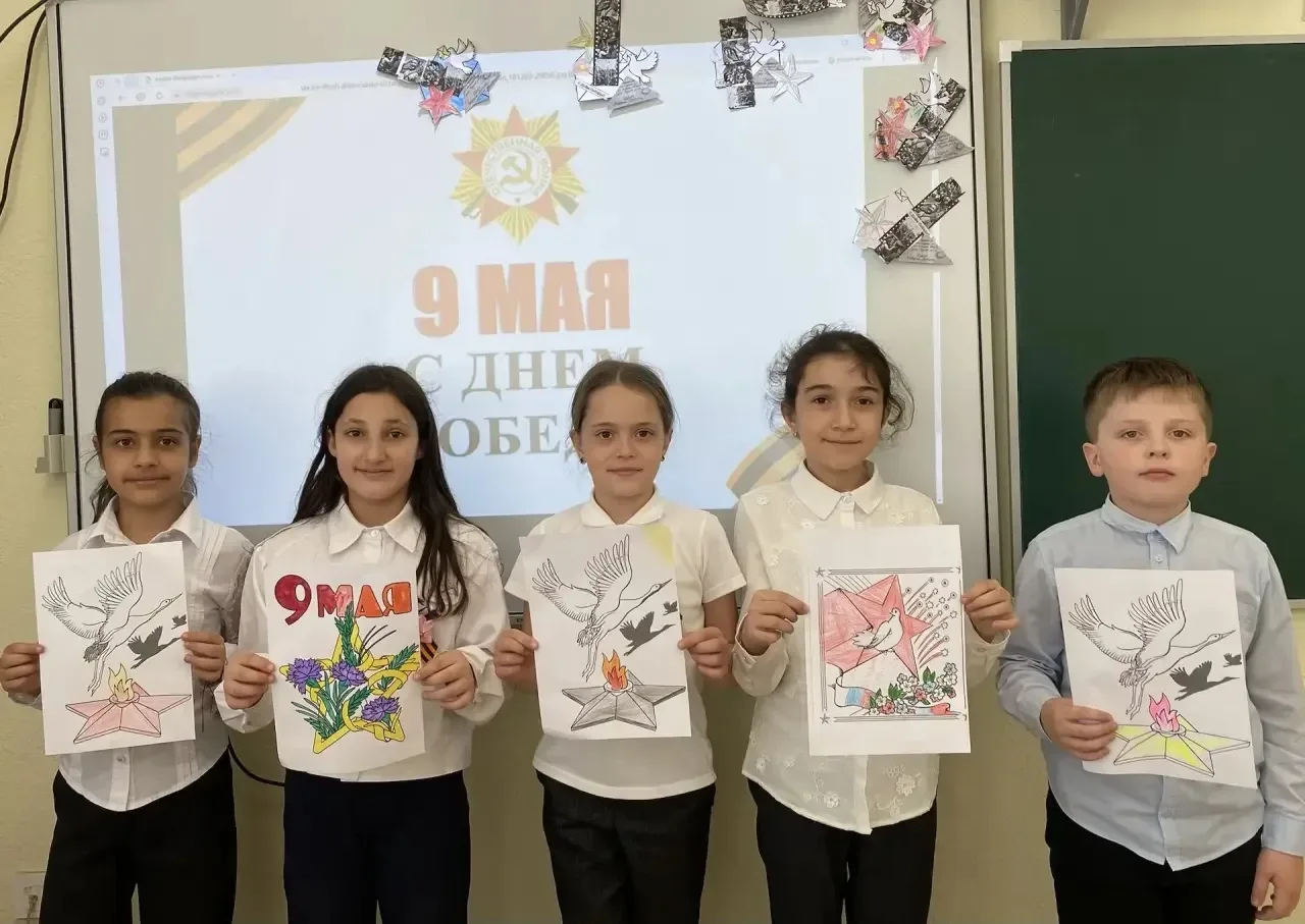 🖌️ Вдохновение и память: акция «Георгиевская лента» в 3 «Е»!  На уроке изобразительного искусства ре
