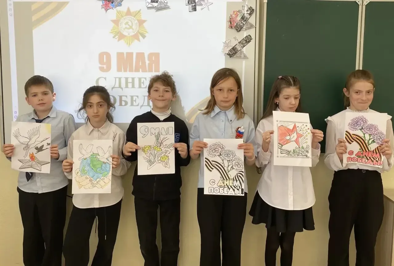 🖌️ Вдохновение и память: акция «Георгиевская лента» в 3 «Е»!  На уроке изобразительного искусства ре