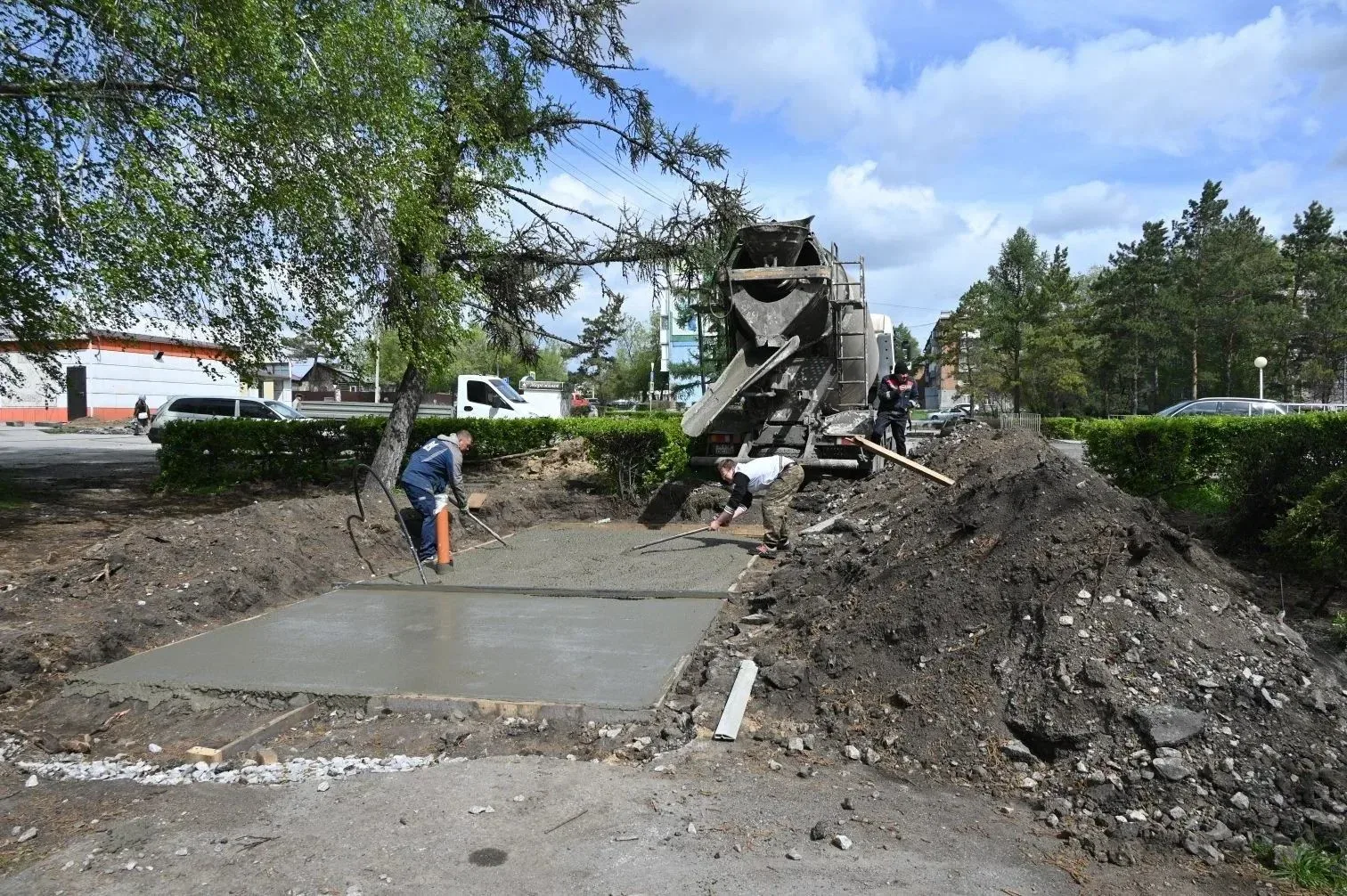 Продолжается благоустройство аллеи Юности  Рассказываем, какие работы проводятся сейчас: 🔸ведется мо