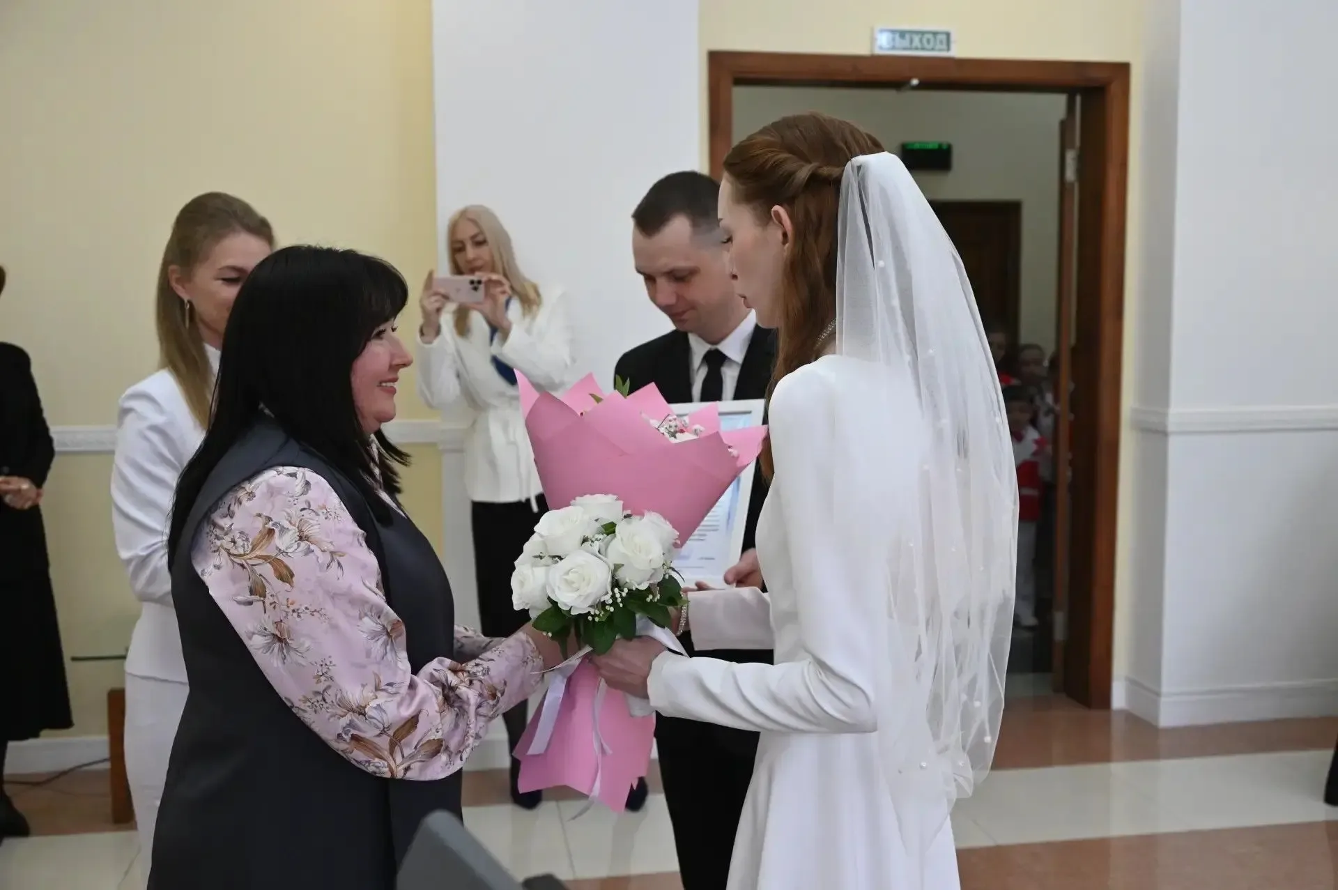 В Международный день семьи, в Беловском ЗАГСе чествовали семейные пары.  Среди приглашенных — пары, 
