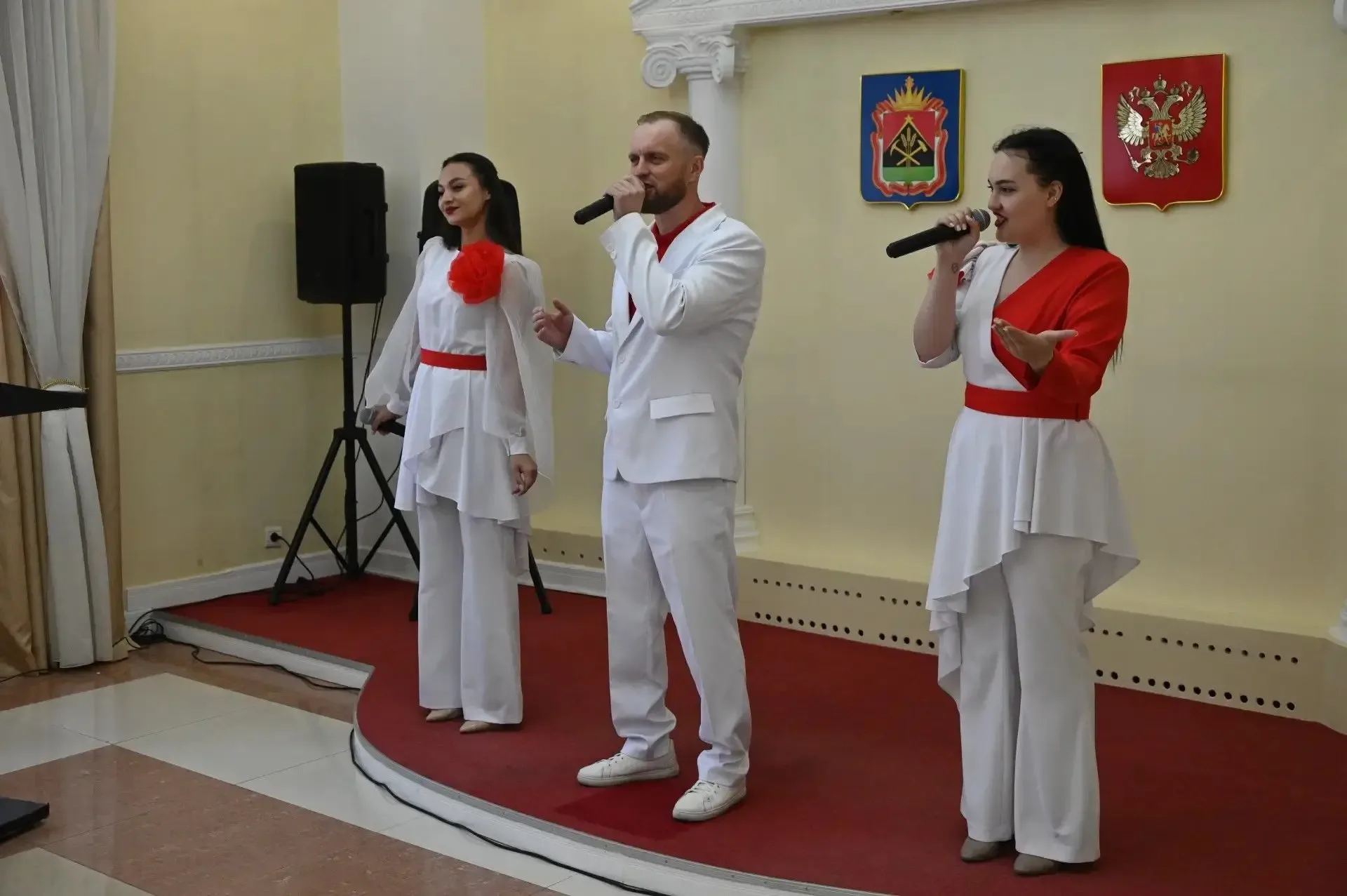 В Международный день семьи, в Беловском ЗАГСе чествовали семейные пары.  Среди приглашенных — пары, 