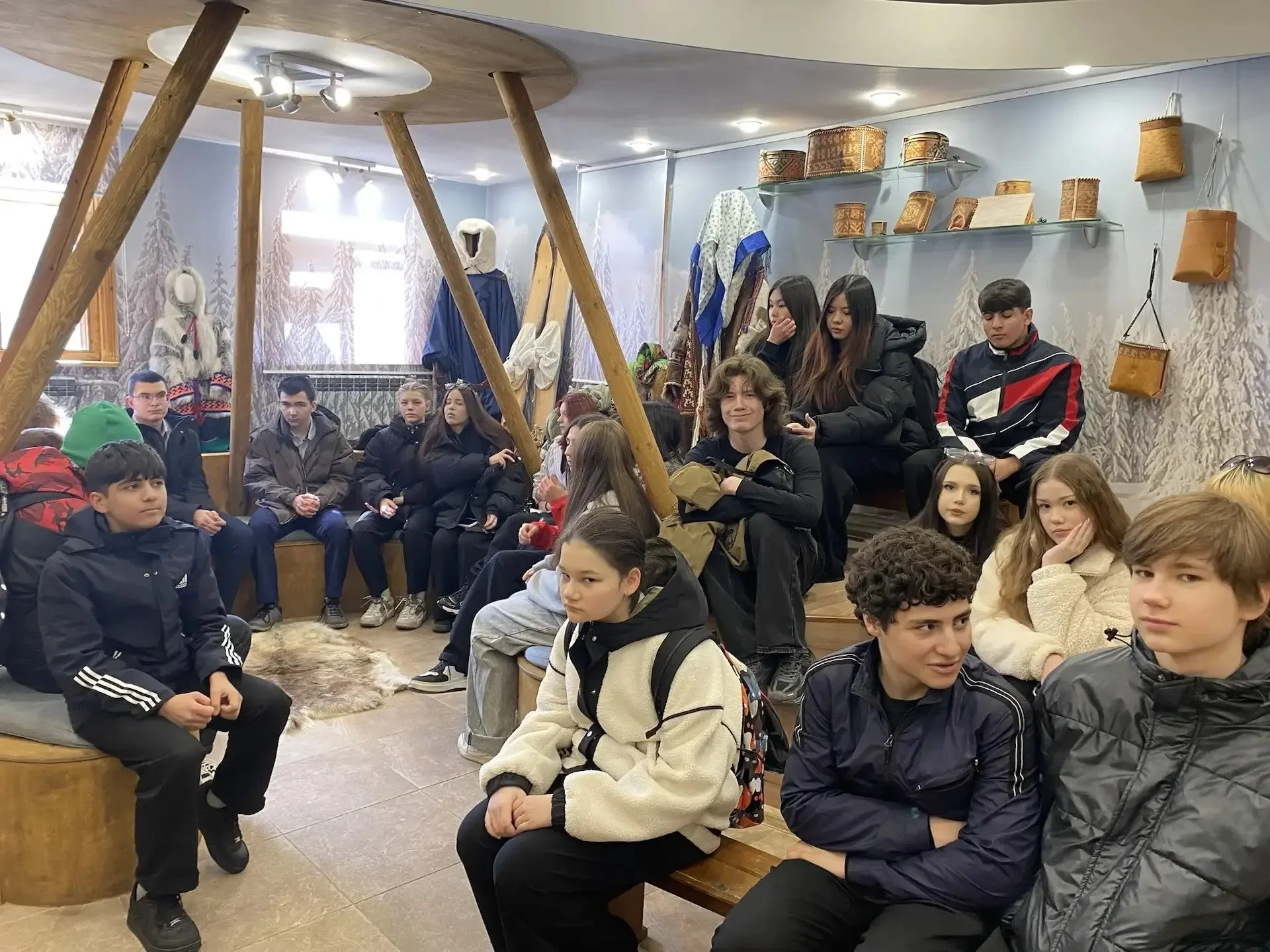 Ученики 8В класса 13.05.2026 года посетили уникальную экскурсию в «Доме коренных народов Севера» — п