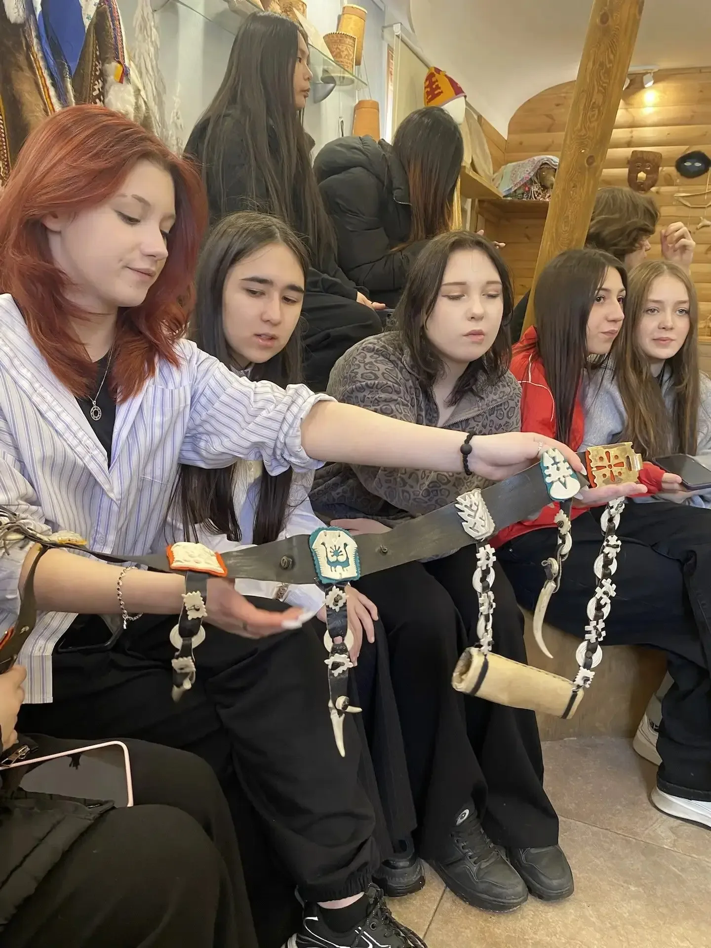 Ученики 8В класса 13.05.2026 года посетили уникальную экскурсию в «Доме коренных народов Севера» — п