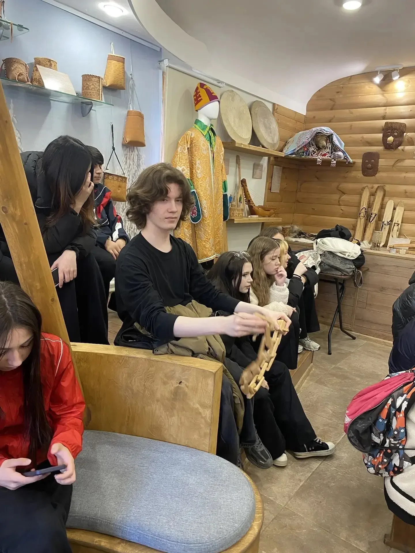 Ученики 8В класса 13.05.2026 года посетили уникальную экскурсию в «Доме коренных народов Севера» — п