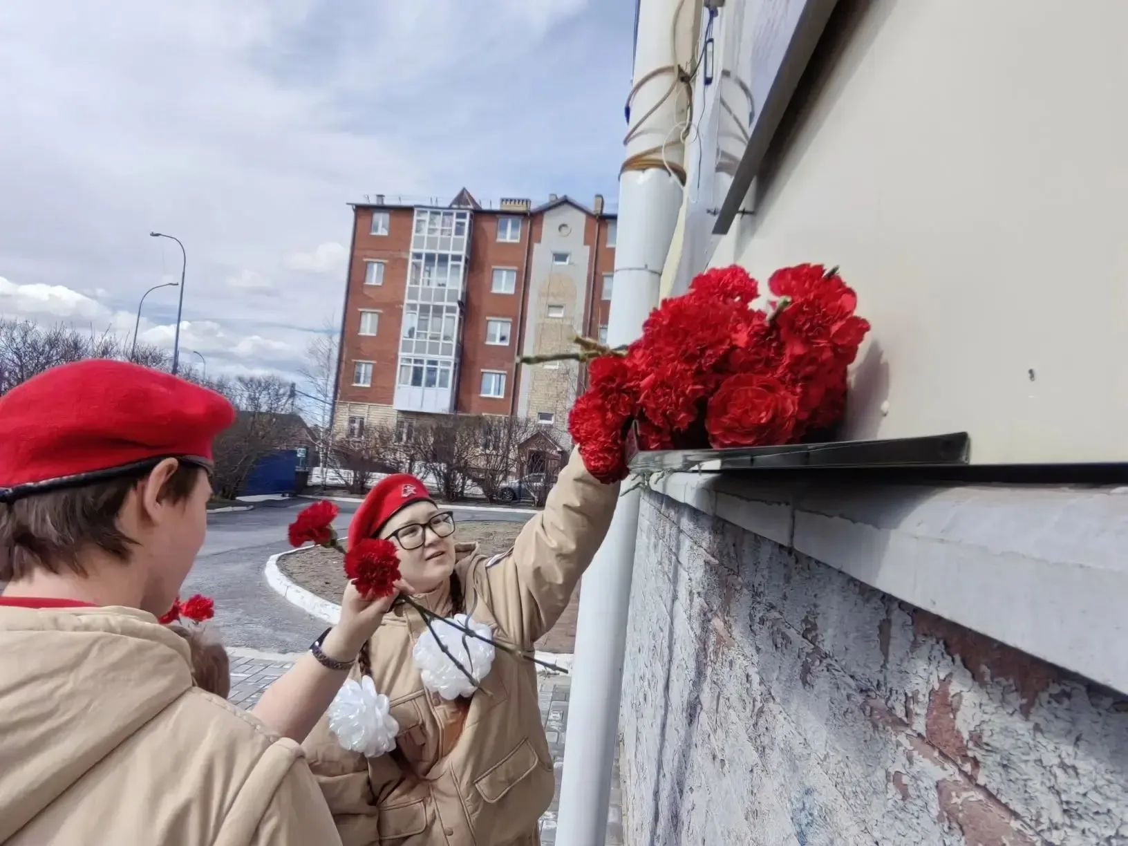 «Нет в России семьи такой, где б не памятен был свой герой…»  Но есть герои, которые стали родными д