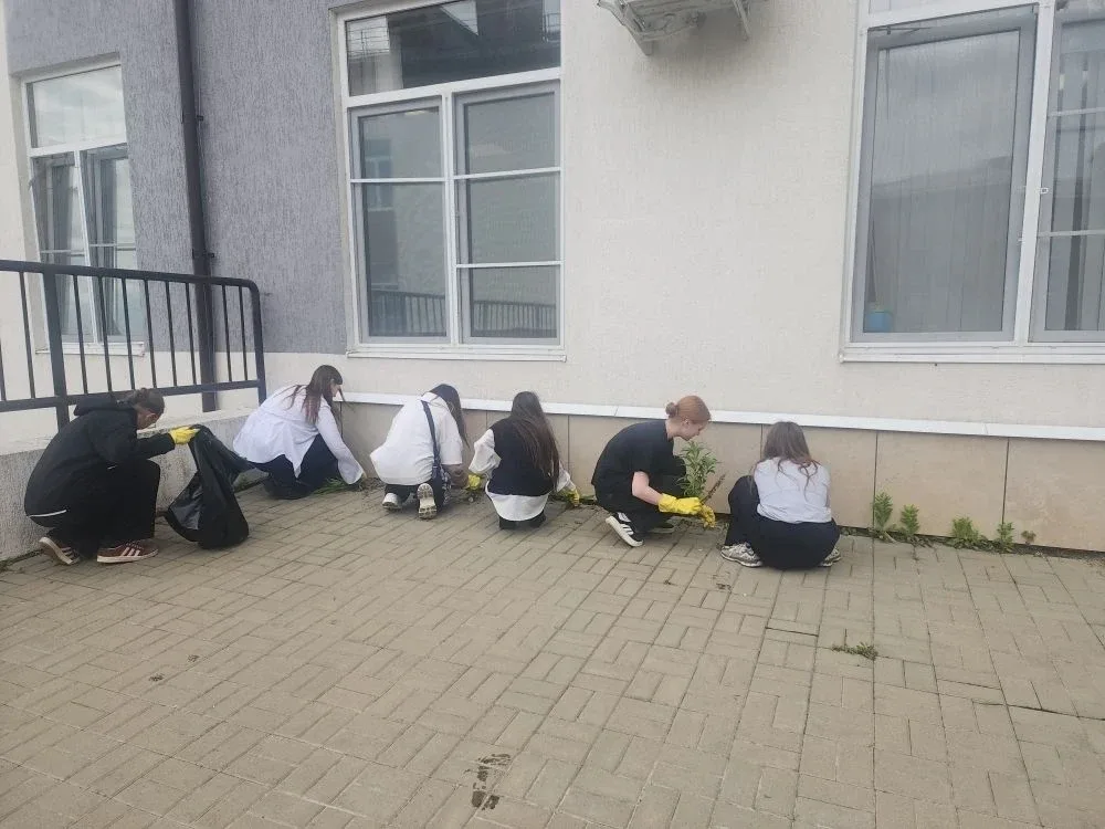 📌Сегодня в рамках традиционной общешкольной акции «Чистый четверг» учащиеся 9В класса провели уборку