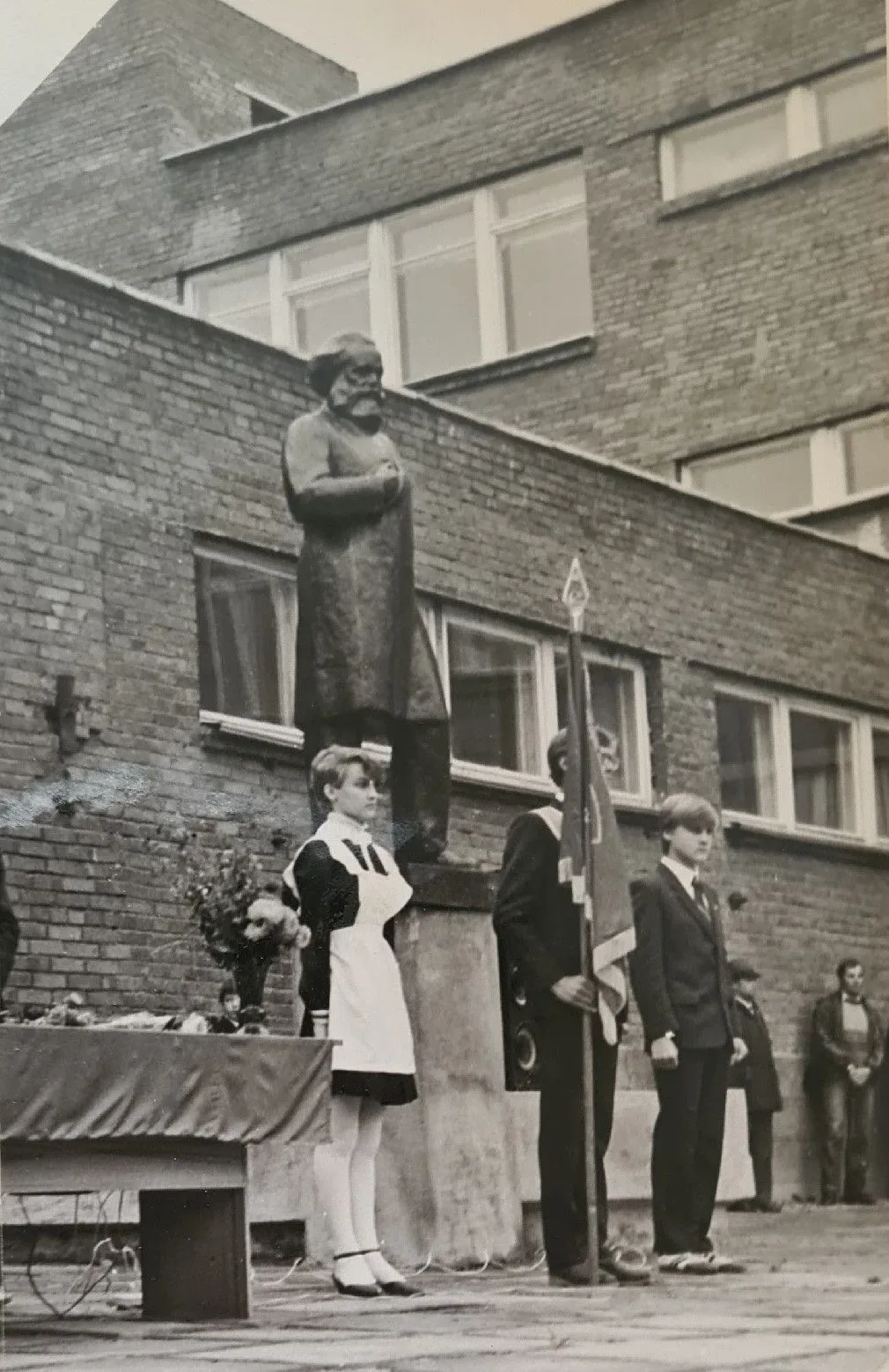 История лицея   Традиция выноса знамени   Каждый год 1 сентября в День Знаний над нашим лицеем подни