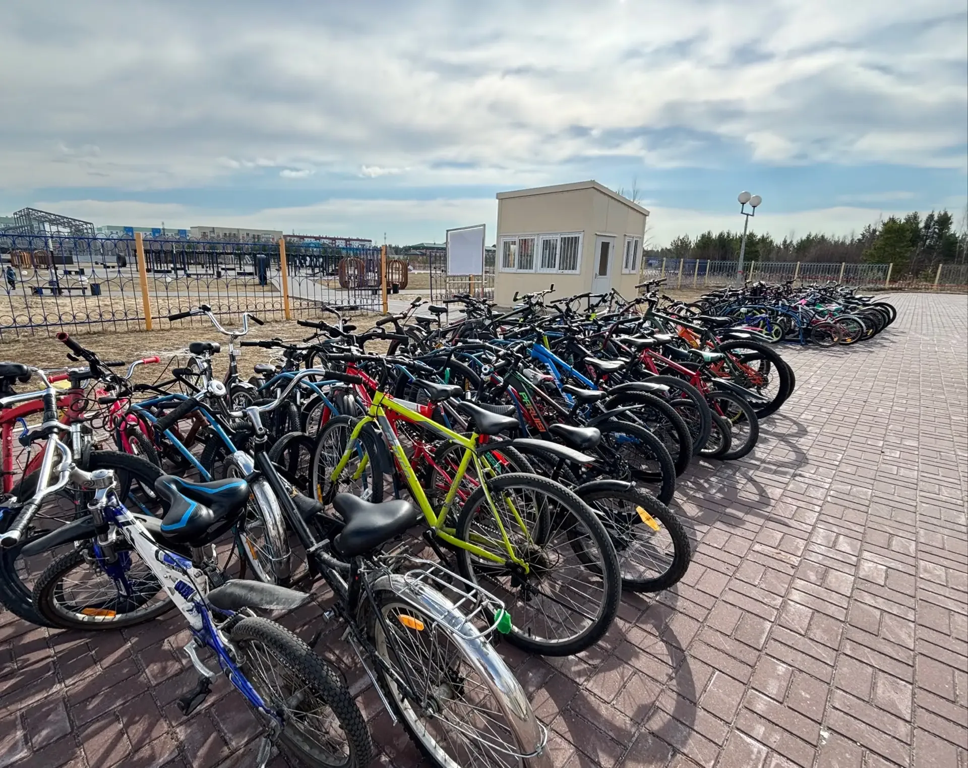 🚴‍♂️ Важная информация для всех, кто приезжает в школу на велосипеде и самокатах! 🚴‍♀️  Уважаемые ро
